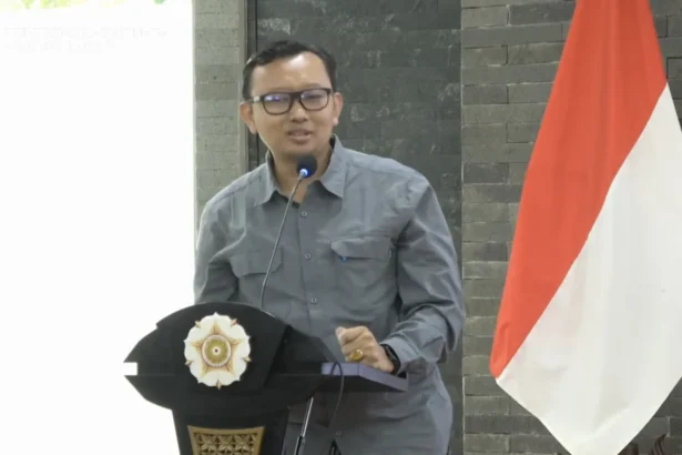 Ketua Umum Yayasan Lembaga Bantuan Hukum Indonesia (YLBHI) Muhamad Isnur Saat Pembukaan Diskusi Plenary Konferensi Demokrasi, Negara Hukum dan Aksi Iklim.