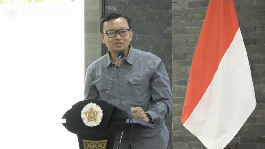 Ketua Umum Yayasan Lembaga Bantuan Hukum Indonesia (YLBHI) Muhamad Isnur Saat Pembukaan Diskusi Plenary Konferensi Demokrasi, Negara Hukum dan Aksi Iklim.