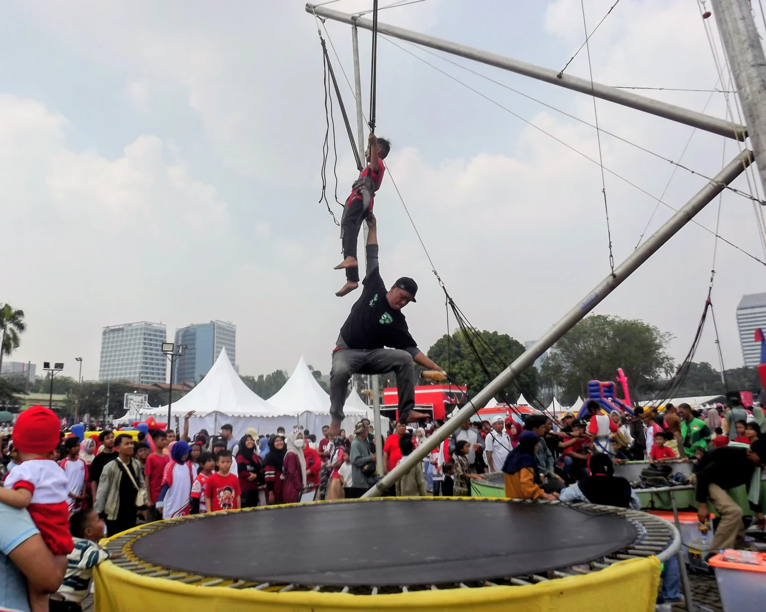 Permainan Anak di Monas Saat 17 Agustusan