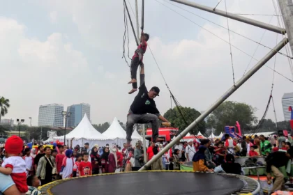 Permainan Anak di Monas Saat 17 Agustusan