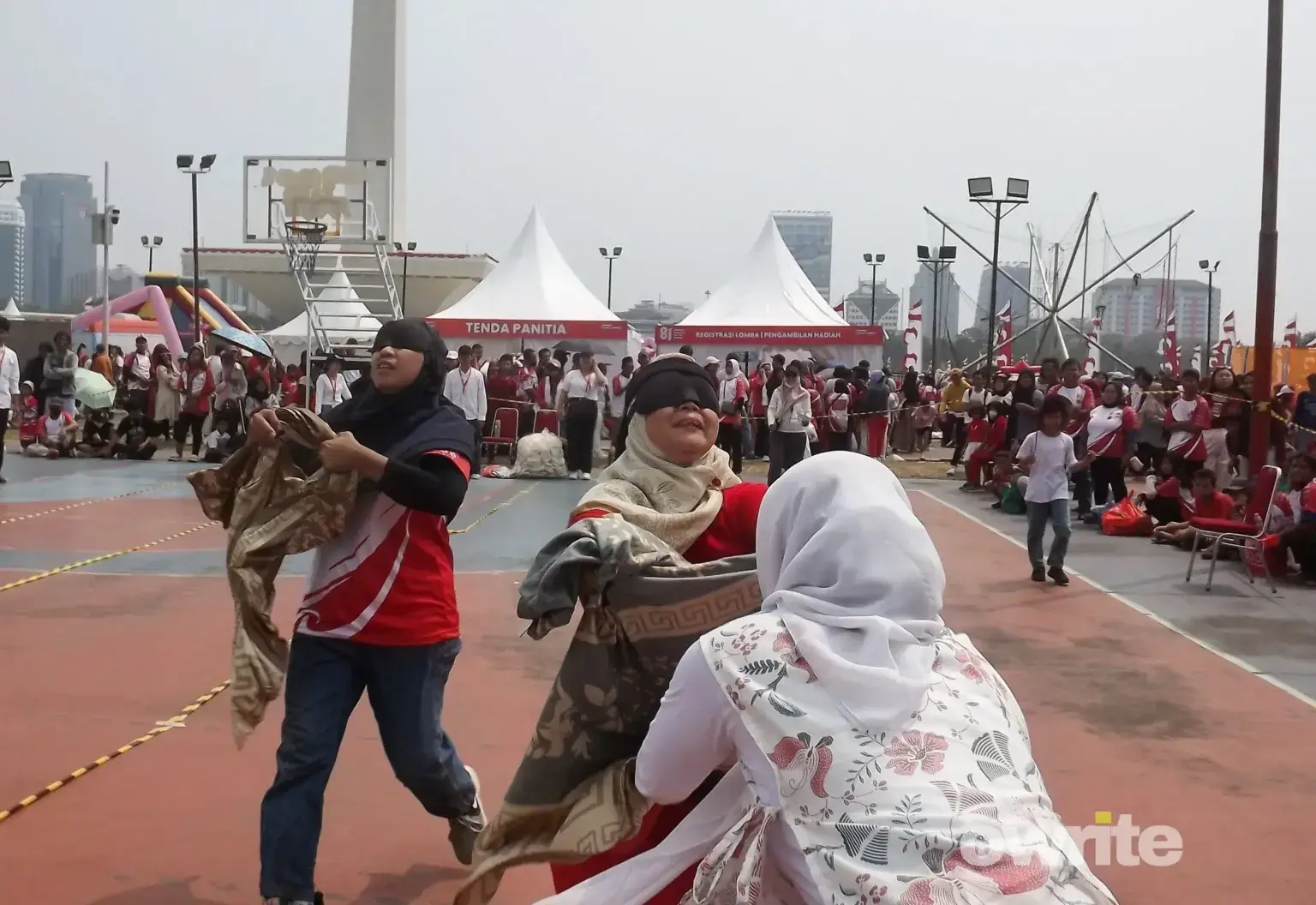 Lomba memakai baju daster