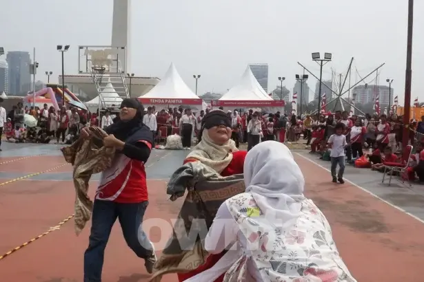 Lomba memakai baju daster