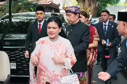 Iriana Jokowi Tenteng Tas Chanel di HUT ke-81 RI