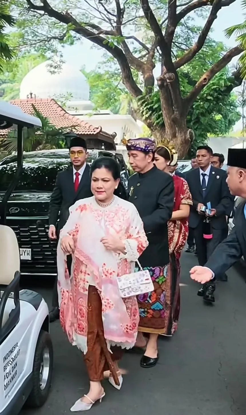 Iriana Jokowi Tenteng Tas Chanel di HUT ke-81 RI