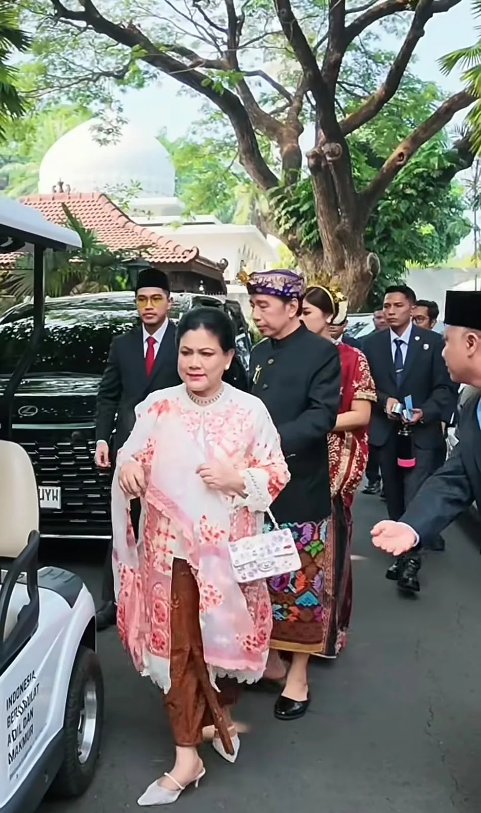 Iriana Jokowi Tenteng Tas Chanel di HUT ke-81 RI