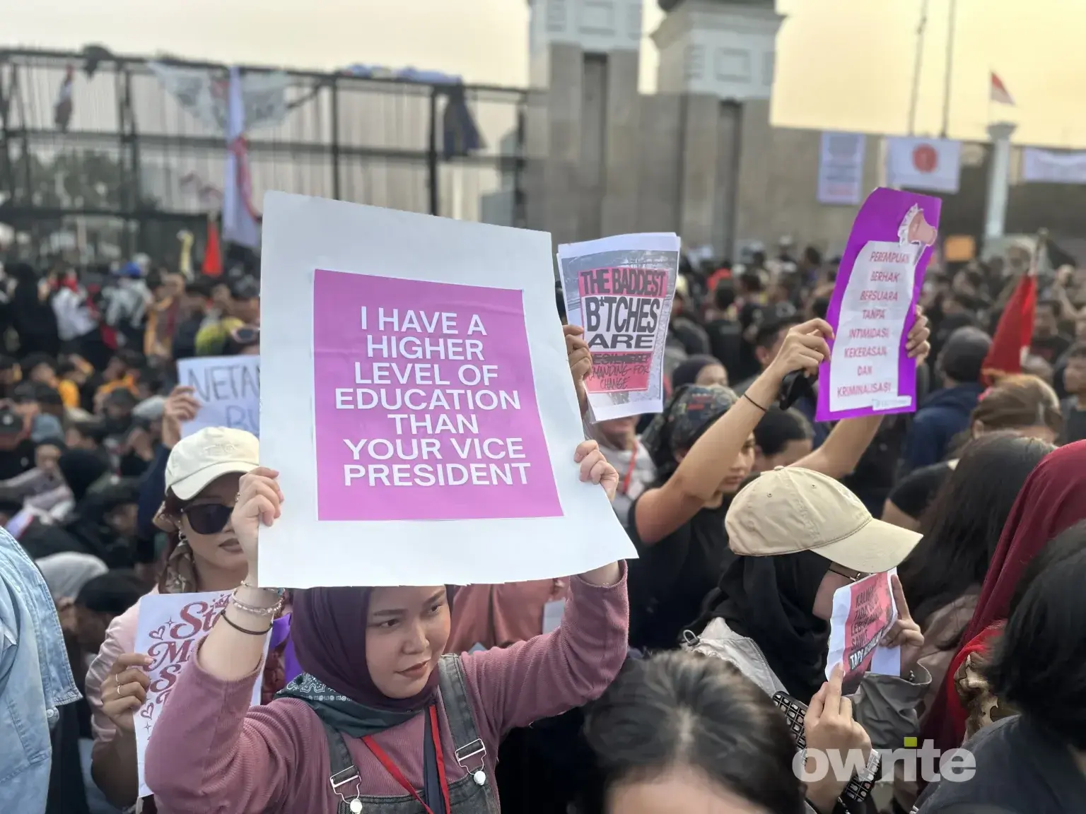 Kelompok perempuan yang tergabung dalam Aliansi Nadi Perempuan ikut turun aksi unjuk rasa di depan gedung DPR/MPR