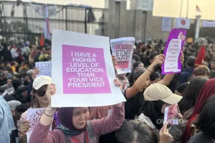Kelompok perempuan yang tergabung dalam Aliansi Nadi Perempuan ikut turun aksi unjuk rasa di depan gedung DPR/MPR