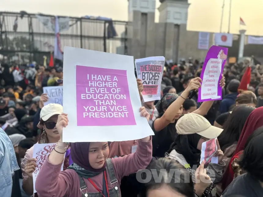 Kelompok perempuan yang tergabung dalam Aliansi Nadi Perempuan ikut turun aksi unjuk rasa di depan gedung DPR/MPR