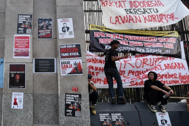 BOI Saat Demonstrasi Bersihkan Mafia Alutsista di Depan Gedung DPR RI