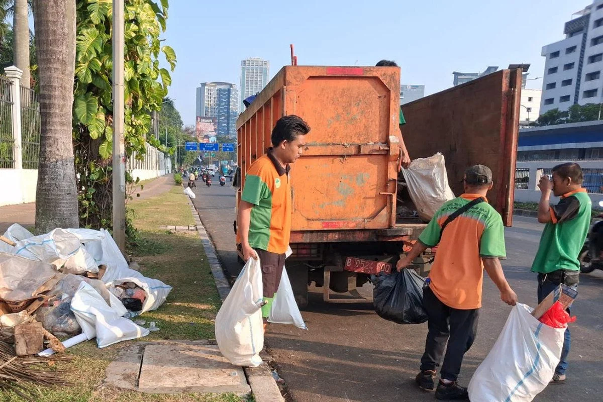 Petugas DLH DKI bersihkan sampah di sekitar MPR/DPR pasca Demo 27 Agustus 2026. (Sumber: beritajakarta)