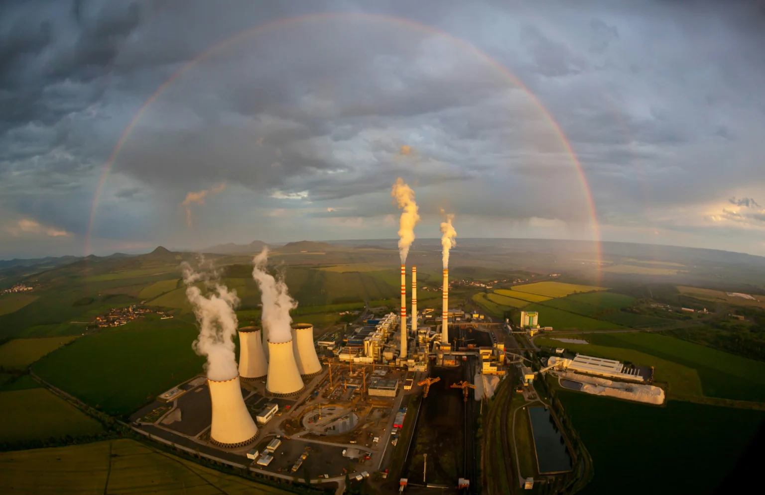 Ilustrasi pembangkit listrik panas bumi atau geothermal. (Sumber: Unsplash/Ivo Lukacovic)