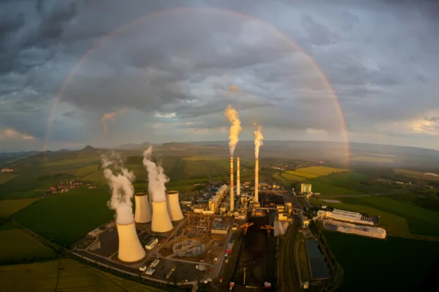 Ilustrasi pembangkit listrik panas bumi atau geothermal. (Sumber: Unsplash/Ivo Lukacovic)