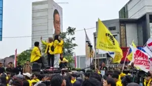 Mahasiswa dari Badan Eksekutif Mahasiswa (BEM) UI tertahan aparat di depan gedung UOB saat ingin unjuk rasa menuju Bundaran HI, Jakarta Pusat.