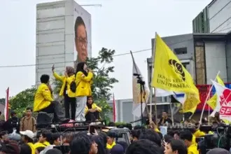 Mahasiswa dari Badan Eksekutif Mahasiswa (BEM) UI tertahan aparat di depan gedung UOB saat ingin unjuk rasa menuju Bundaran HI, Jakarta Pusat.