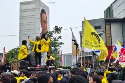 Mahasiswa dari Badan Eksekutif Mahasiswa (BEM) UI tertahan aparat di depan gedung UOB saat ingin unjuk rasa menuju Bundaran HI, Jakarta Pusat.