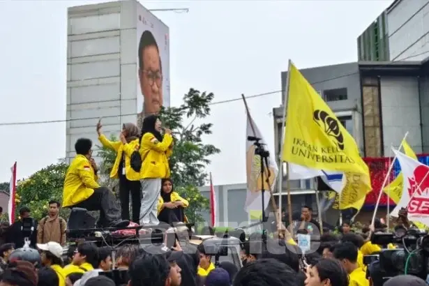Mahasiswa dari Badan Eksekutif Mahasiswa (BEM) UI tertahan aparat di depan gedung UOB saat ingin unjuk rasa menuju Bundaran HI, Jakarta Pusat.