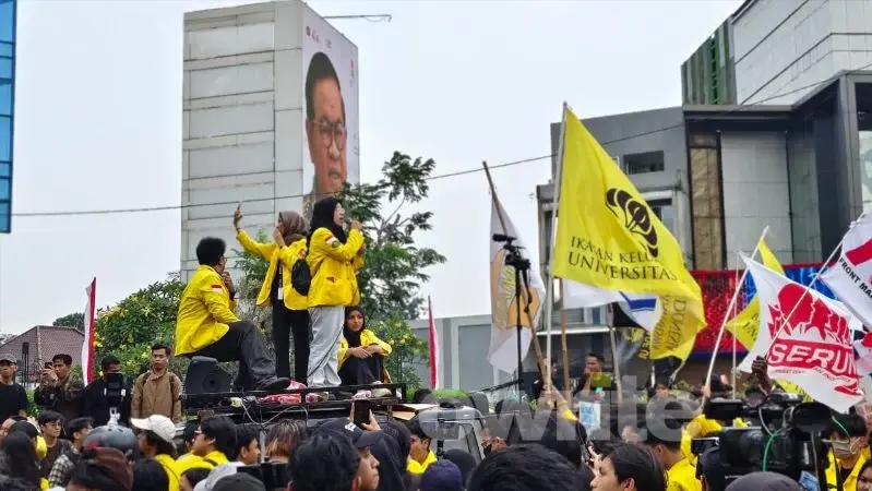 Mahasiswa dari Badan Eksekutif Mahasiswa (BEM) UI tertahan aparat di depan gedung UOB saat ingin unjuk rasa menuju Bundaran HI, Jakarta Pusat.