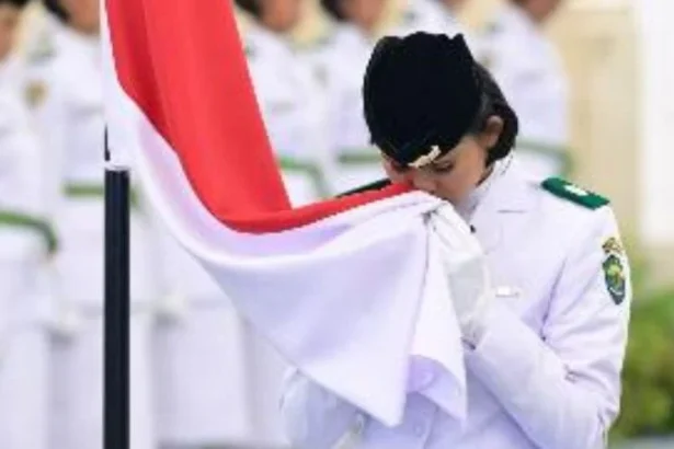 Ilustrasi Pasukan Pengibar Bendera Pusaka (Paskibraka) di Istana Merdeka.