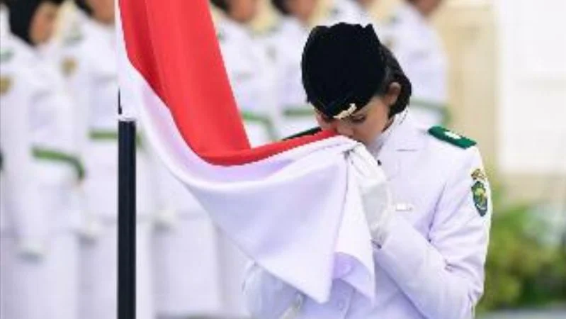 Ilustrasi Pasukan Pengibar Bendera Pusaka (Paskibraka) di Istana Merdeka.