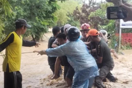 Tim SAR evakuasi warga Padang, Sumbang saat banjir.
