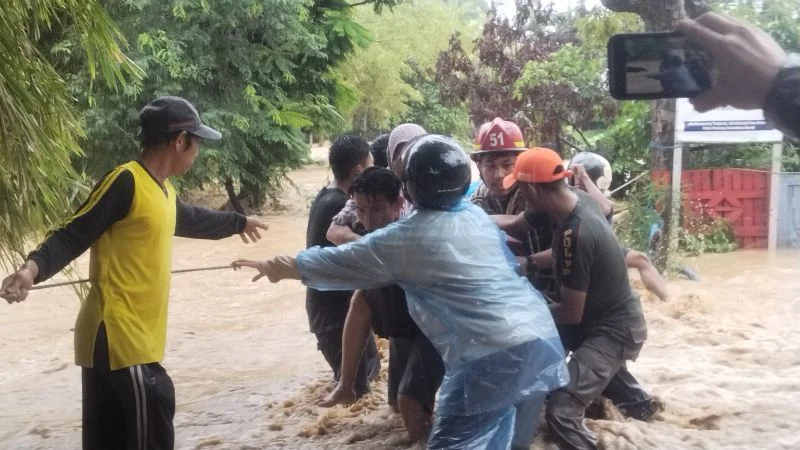 Tim SAR evakuasi warga Padang, Sumbang saat banjir.