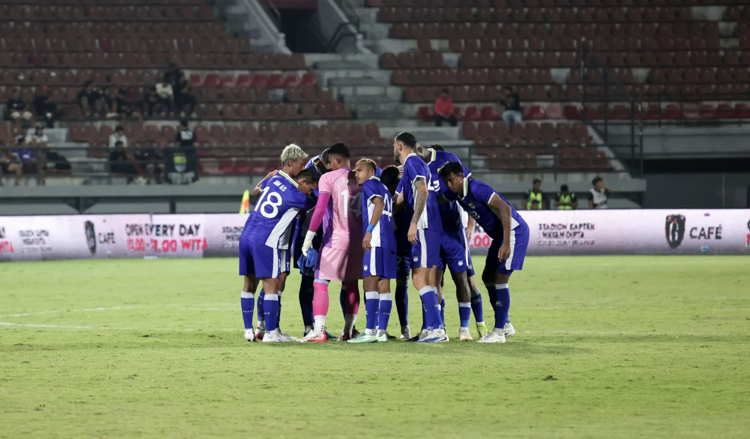 Pemain Persib Bandung dalam pertandingan melawan Sabah FC, 15 Agustus 2026 di Stadion Kapten I Wayan Dipta, Bali.