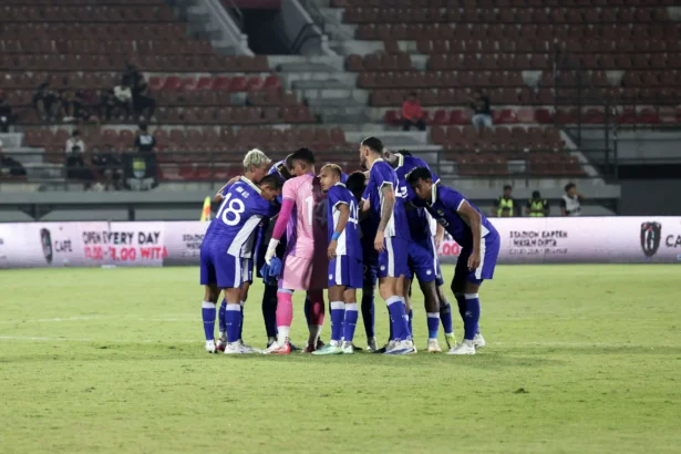 Pemain Persib Bandung dalam pertandingan melawan Sabah FC, 15 Agustus 2026 di Stadion Kapten I Wayan Dipta, Bali.
