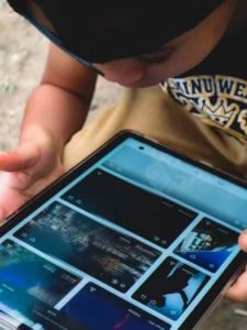 Ilustrasi anak main gadget