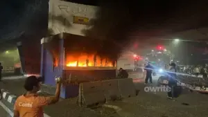 Pos Polisi di Petamburan, Jakarta Dibakar Massa.