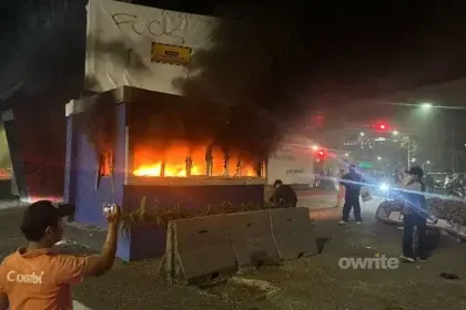 Pos Polisi di Petamburan, Jakarta Dibakar Massa.