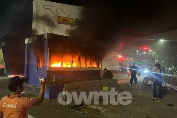 Pos Polisi di Petamburan, Jakarta Dibakar Massa.