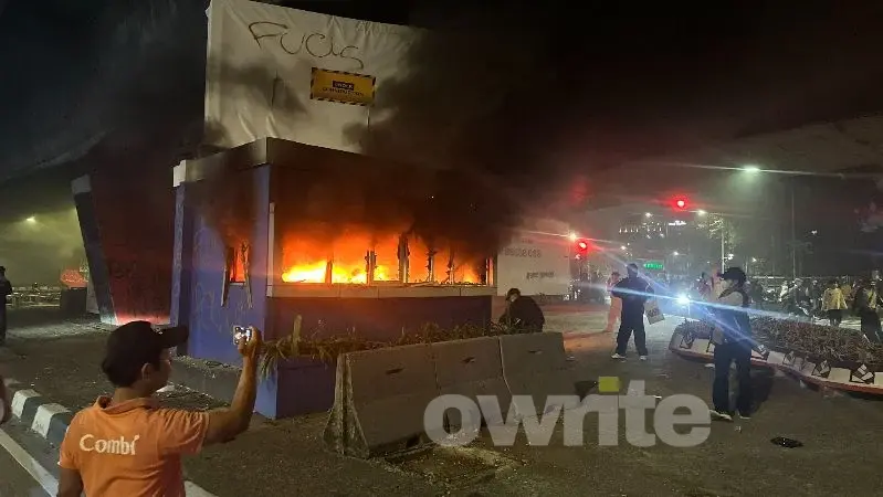 Pos Polisi di Petamburan, Jakarta Dibakar Massa.