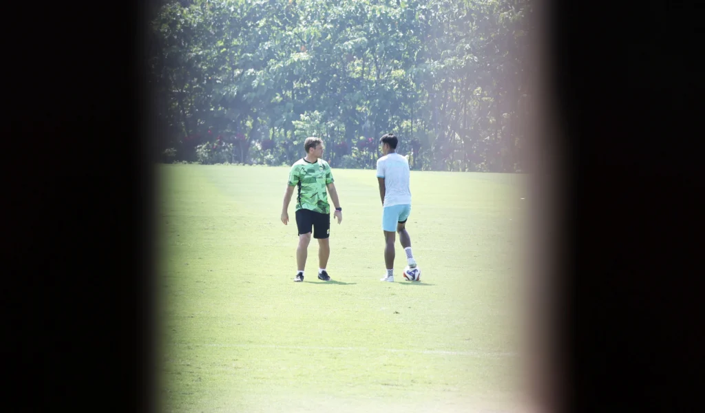 Pelatih Persib Bandung Ivan Tolic (baju hijau).