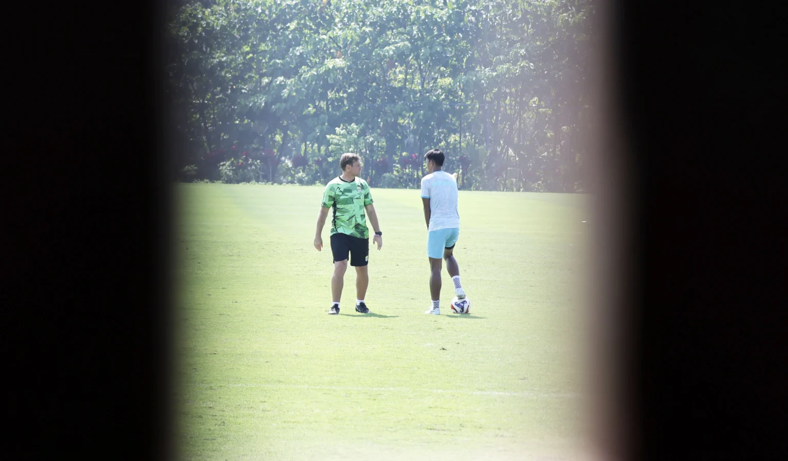 Pelatih Persib Bandung Ivan Tolic (baju hijau).