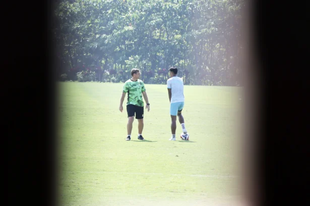 Pelatih Persib Bandung Ivan Tolic (baju hijau).