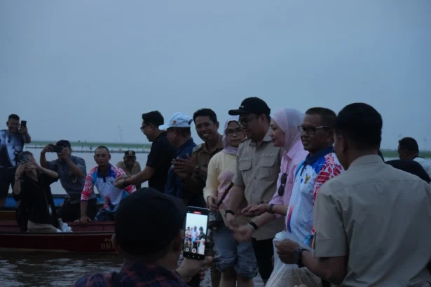 Bupati Kutai Kartanegara (Kukar) Aulia Rahman Basri menebar benih padi di kawasan Danau Semayang
