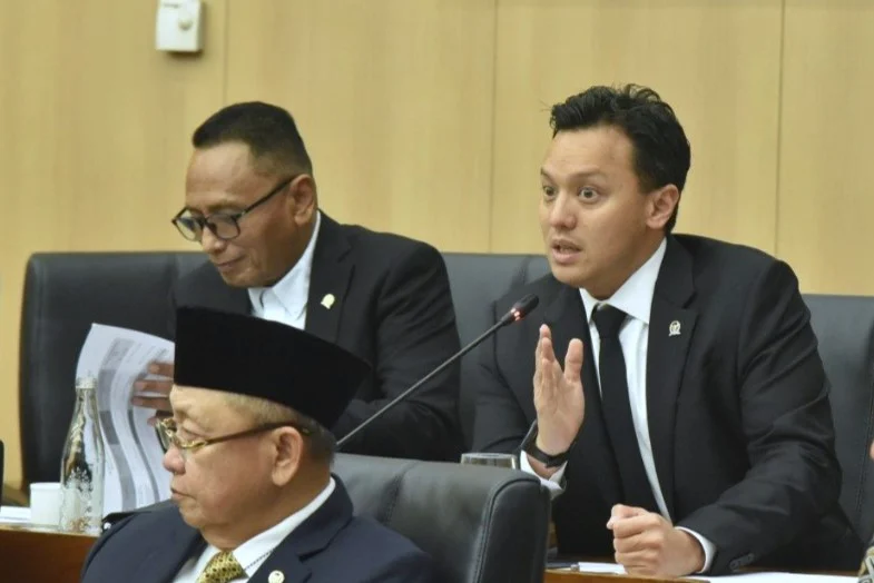 Anggota Komisi XII DPR RI Moreno Soeprapto saat mengikuti Rapat Kerja Komisi XII DPR RI bersama Menteri Investasi dan Hilirisasi/Kepala BKPM Rosan P. Roeslani