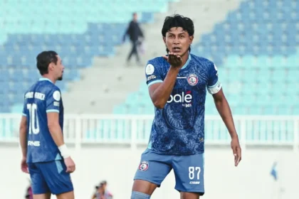 Pemain Arema FC dalam pertandingan melawan Isenmulang, 4 September 2026 di Stadion Kanjuruhan, Malang.