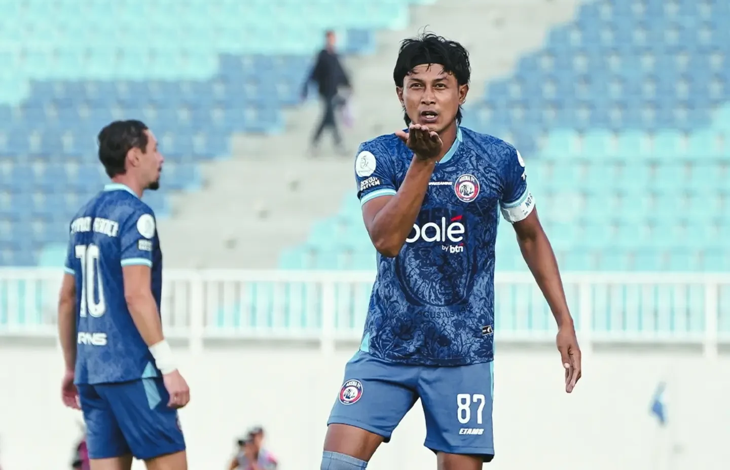 Pemain Arema FC dalam pertandingan melawan Isenmulang, 4 September 2026 di Stadion Kanjuruhan, Malang.