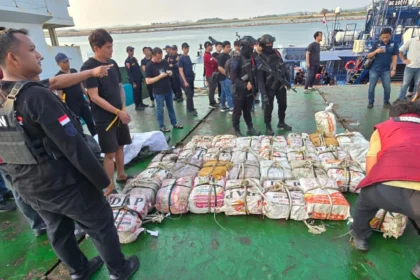 800 kilogram barang yang mengandung ketamin HCI dikemas dalam 40 karung di buritan kapal Fuchangxing I di wilayah perairan Natuna Utara, Kepulauan Riau.