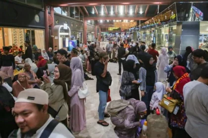 Calon penumpang berada di Terminal 2 keberangkatan Bandara Soekarno Hatta, Tangerang, Banten, Minggu (6/9/2026).
