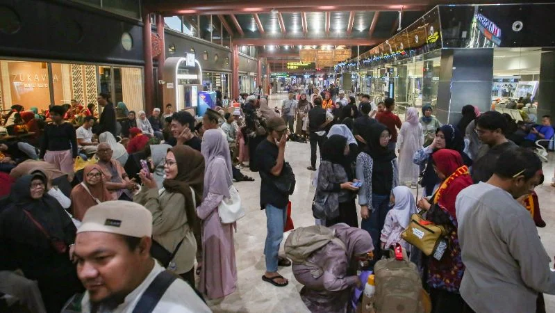 Calon penumpang berada di Terminal 2 keberangkatan Bandara Soekarno Hatta, Tangerang, Banten, Minggu (6/9/2026).