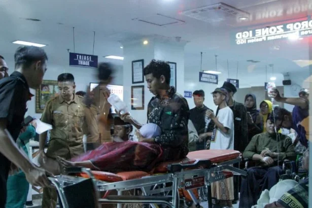 Sejumlah santri Pondok Pesantren Manbaul Hikam yang diduga mengalami keracunan menu MBG. ANTARA FOTO/Umarul Faruq