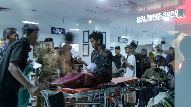 Sejumlah santri Pondok Pesantren Manbaul Hikam yang diduga mengalami keracunan menu MBG. ANTARA FOTO/Umarul Faruq
