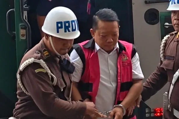 Mantan Jampidsus Febrie Adriansyah jalani pemeriksaan sebagai saksi dugaan pencucian uang.