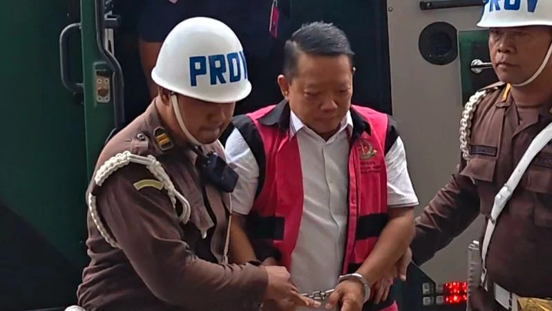Mantan Jampidsus Febrie Adriansyah jalani pemeriksaan sebagai saksi dugaan pencucian uang.