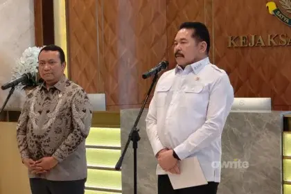Jaksa Agung ST Burhanuddin (kemeja putih) dan Anggota I BPK RI Nyoman Adhi Suryadnyana (kemeja batik). (Sumber: Owrite/Rahmat Baihaqi)