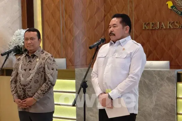 Jaksa Agung ST Burhanuddin (kemeja putih) dan Anggota I BPK RI Nyoman Adhi Suryadnyana (kemeja batik). (Sumber: Owrite/Rahmat Baihaqi)