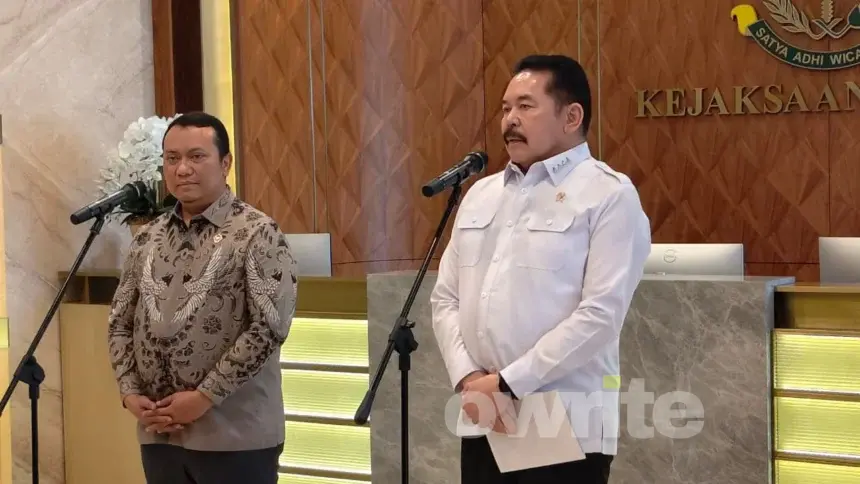 Jaksa Agung ST Burhanuddin (kemeja putih) dan Anggota I BPK RI Nyoman Adhi Suryadnyana (kemeja batik). (Sumber: Owrite/Rahmat Baihaqi)