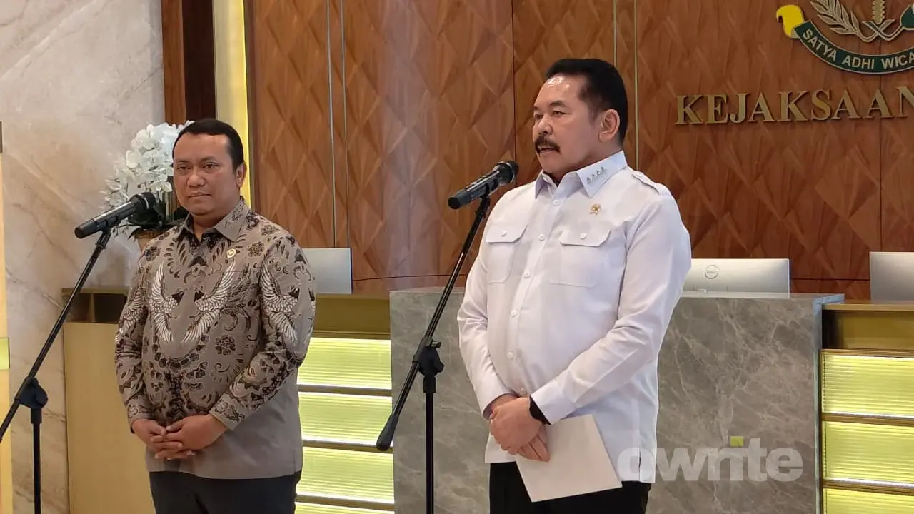 Jaksa Agung ST Burhanuddin (kemeja putih) dan Anggota I BPK RI Nyoman Adhi Suryadnyana (kemeja batik). (Sumber: Owrite/Rahmat Baihaqi)